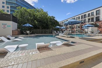 Sparkling swimming pool w/ wifi
